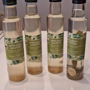 Flaschen mit naturtrübem Apfelessig von Annettes kleine Schätze in Zell am See.