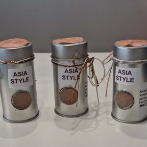 Drei silberne Dosen mit dem Etikett „Asia Style“ und dekorativen Schnüren.