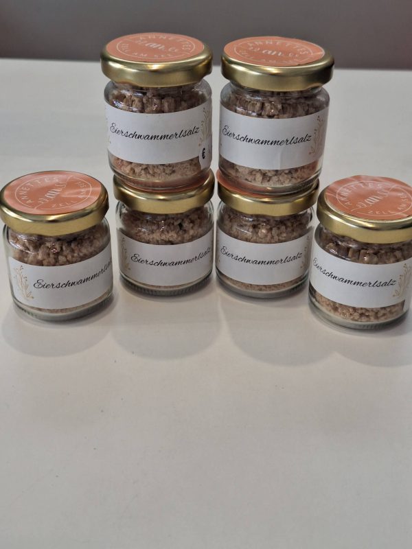 Sechs Gläser mit Eierschwammerlsalz auf einem Tisch, handgemachtes Naturprodukt aus Zell am See.