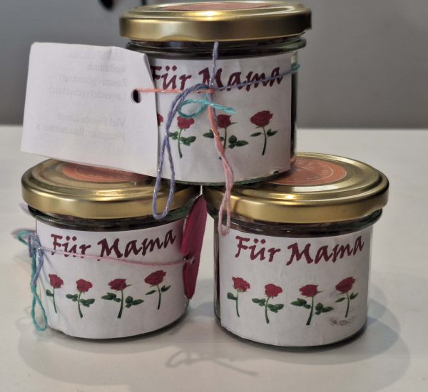 Drei Gläser mit Aufschrift "Für Mama" und Rosenmuster, liebevoll verpackt.