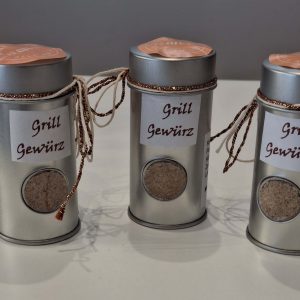 Drei Dosen mit handgemachtem Grillgewürz, dekorativ gestaltet in Silber.