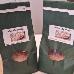 Zwei Tüten Himalayasalz, handverpackt, mit klaren Etiketten und Sichtfenster.