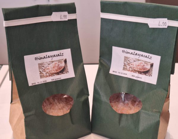 Zwei Tüten Himalayasalz, handverpackt, mit klaren Etiketten und Sichtfenster.