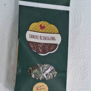 Verpackung mit Kräutermischung „Innere Reinigung“ aus handgemachten Naturprodukten.