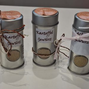 Drei dekorative Gewürzdosen für Kartoffelgewürz in Silber mit Etiketten.