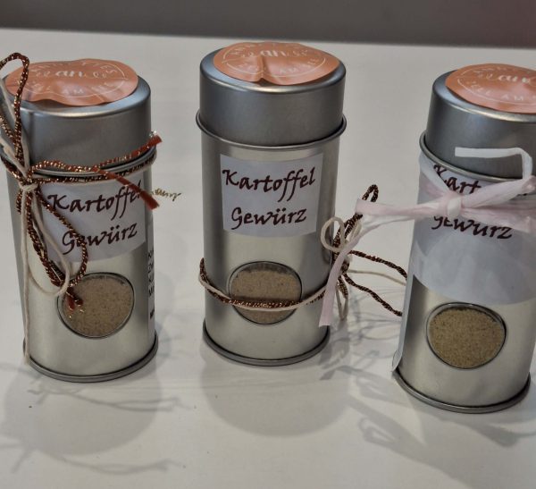 Drei dekorative Gewürzdosen für Kartoffelgewürz in Silber mit Etiketten.