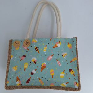 Bunte Tasche mit Eiscreme-Motiven und Jute-Gestell, ideal für kreative Geschenke.
