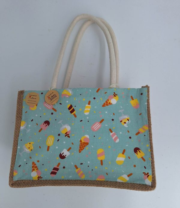 Bunte Tasche mit Eiscreme-Motiven und Jute-Gestell, ideal für kreative Geschenke.