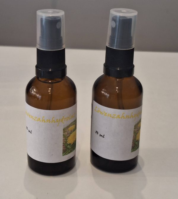 Zwei Flaschen Löwenzahn-Hydrolat, 50 ml, mit Etikett und Pumpzerstäuber.