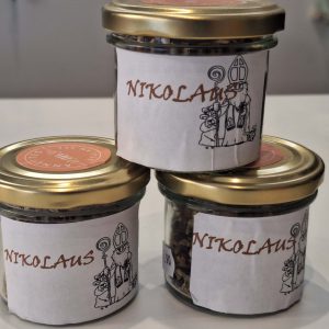 Gläser mit handgemachten Kräuterprodukten, beschriftet mit „Nikolaus“. Ideal für Geschenke.