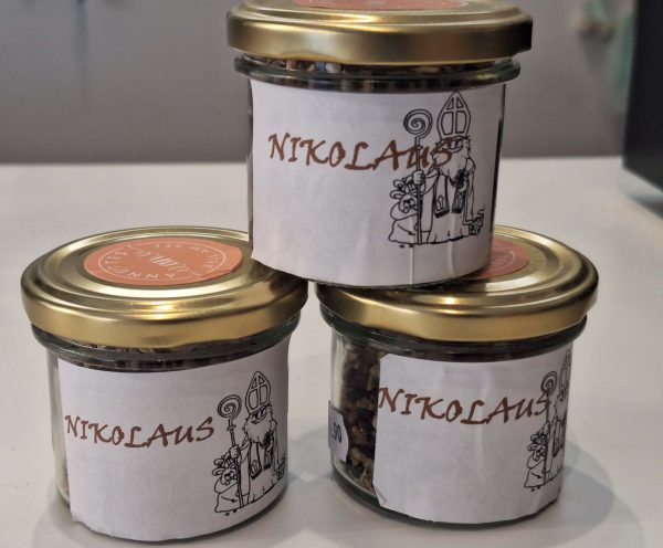 Gläser mit handgemachten Kräuterprodukten, beschriftet mit „Nikolaus“. Ideal für Geschenke.