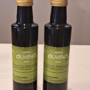 Zwei Flaschen natives Olivenöl extra mit grünem Etikett von Annettes kleine Schätze.