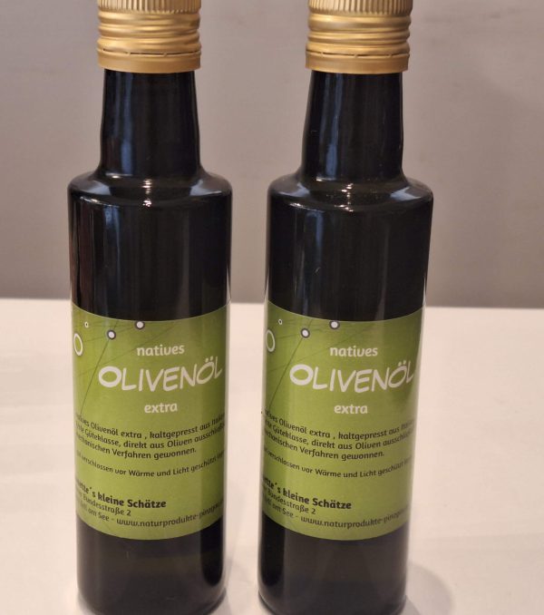 Zwei Flaschen natives Olivenöl extra mit grünem Etikett von Annettes kleine Schätze.