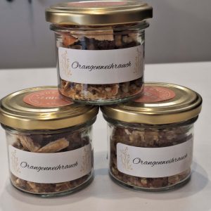 Drei Gläser mit handgemachtem Orangeneiweihrauch, etikettiert und liebevoll arrangiert.