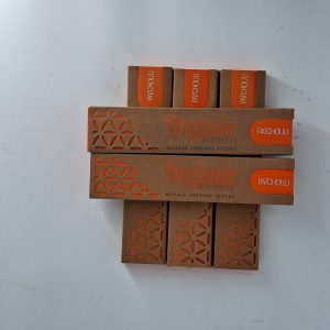 Handgemachte Räucherstäbchen „Patchouli“ in dekorativer Verpackung. Ideal für Geschenke.