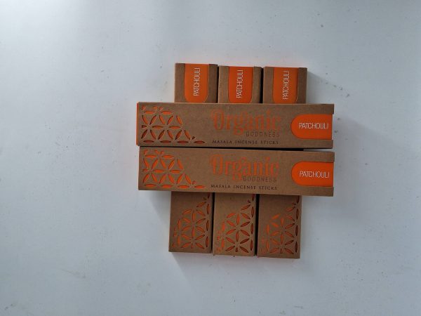 Handgemachte Räucherstäbchen „Patchouli“ in dekorativer Verpackung. Ideal für Geschenke.
