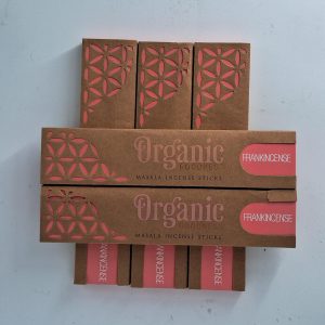 Masala Räucherstäbchen in dekorativen Verpackungen, ideal für entspannende Momente.