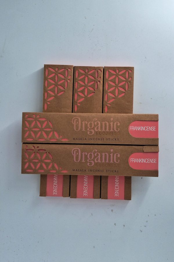 Masala Räucherstäbchen in dekorativen Verpackungen, ideal für entspannende Momente.