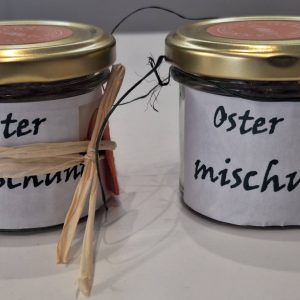 Zwei Gläser mit handgemachter Oster-Mischung, liebevoll dekoriert und beschriftet.