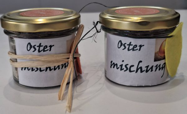 Zwei Gläser mit handgemachter Oster-Mischung, liebevoll dekoriert und beschriftet.