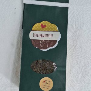 Pfefferminztee in ansprechender Verpackung mit liebevollem Etikett. Aromatische Kräuterprodukte.