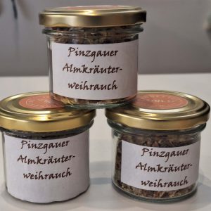 Drei Gläser mit Pinzgauer Almkräuter-Weihrauch aus Zell am See. Handgemachte Naturprodukte.