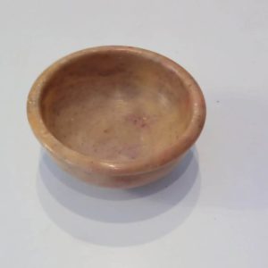 Handgefertigte, runde Schale aus naturbelassenem Material in sanften Farbtönen.