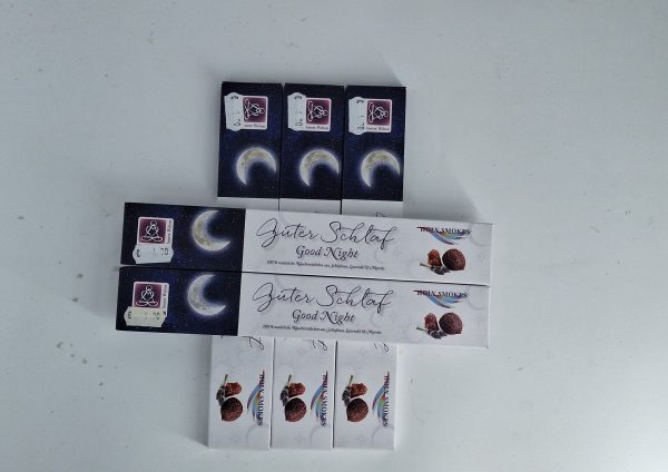 Räucherwerk „Guter Schlaf“ in stilvollen Verpackungen auf weißem Untergrund.