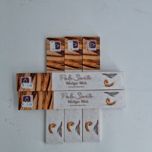 Palo Santo Räucherwerk in stilvollen Verpackungen, ideal für Aromatherapie und Geschenke.