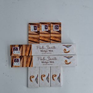 Palo Santo Räucherwerk in stilvollen Verpackungen, ideal für Aromatherapie und Geschenke.