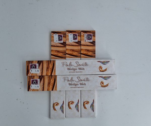 Palo Santo Räucherwerk in stilvollen Verpackungen, ideal für Aromatherapie und Geschenke.