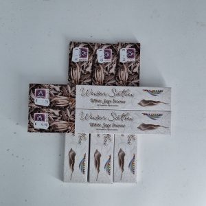 Handgemachtes Räucherwerk in verschiedenen Verpackungen auf hellem Untergrund.