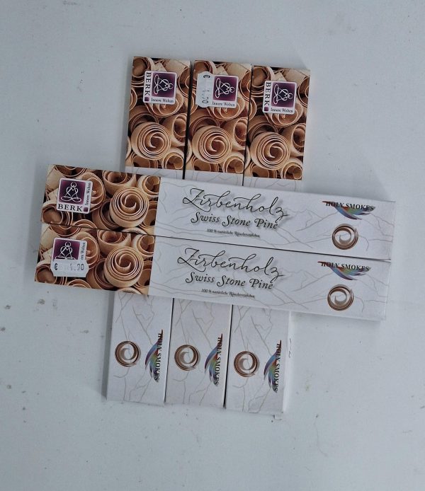 Zirbenholz-Räucherwerk in stilvollen Verpackungen für aromatische Erlebnisse.