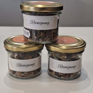 Drei Gläser mit handgemachtem Räucherwerk für Reinigung, beschriftet und goldenen Deckeln.