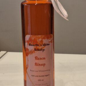 Rosen-Sirup in einer eleganten Flasche von Annettes kleine Schätze, handgemacht in Zell am See.