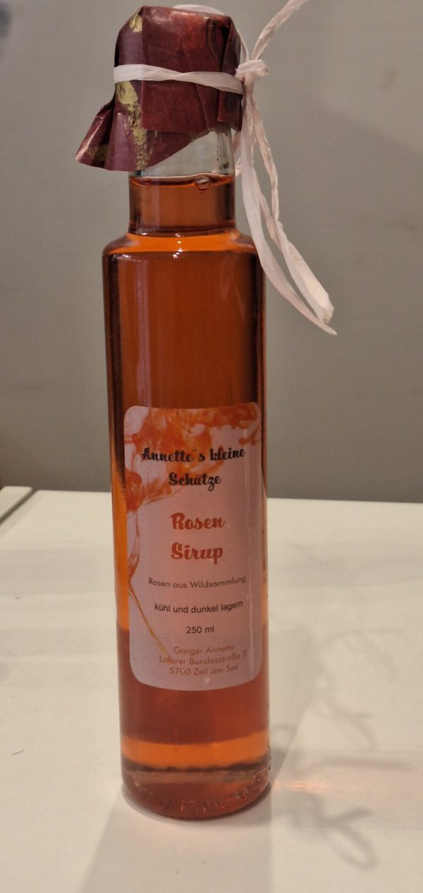 Rosen-Sirup in einer eleganten Flasche von Annettes kleine Schätze, handgemacht in Zell am See.