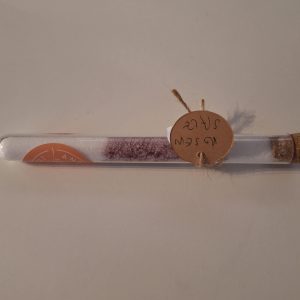 Röhrchen mit buntem Salz, handgefertigt, mit Etikett und Korkverschluss. Ideal als kreatives Geschenk.