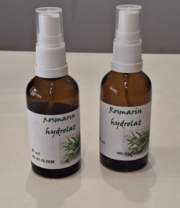 Zwei Flaschen Rosmarin-Hydrolat mit dekorativen Etiketten. Hochwertige Naturprodukte für Pflege.
