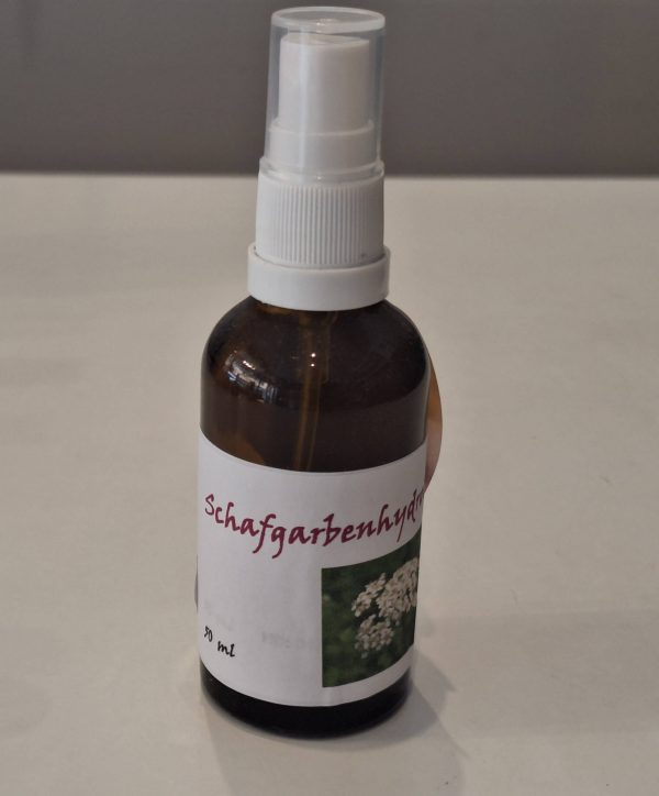 Schafgarbenhydrolat in brauner Sprühflasche, Teil der handgemachten Naturprodukte.