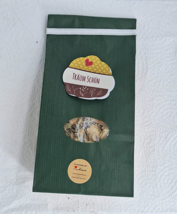 Grüne Verpackung mit Aufklebern für handgemachtes Kräuterprodukt "Träum Schön".