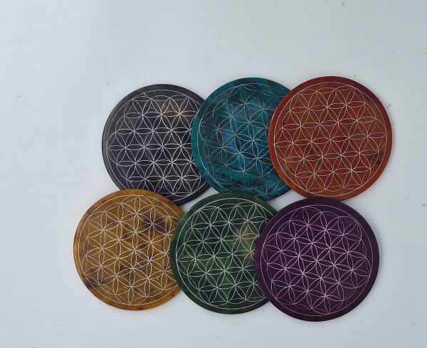 Farbenfrohe handgemachte Untersetzer mit floralem Muster aus natürlichem Material.