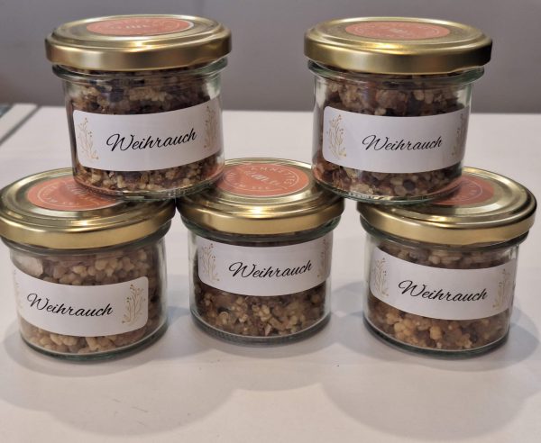 Fünf Gläser mit handgemachtem Weihrauch in einem ansprechenden Arrangement.