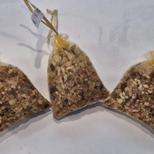 Drei gefüllte, transparente Beutel mit aromatischem Räucherwerk.