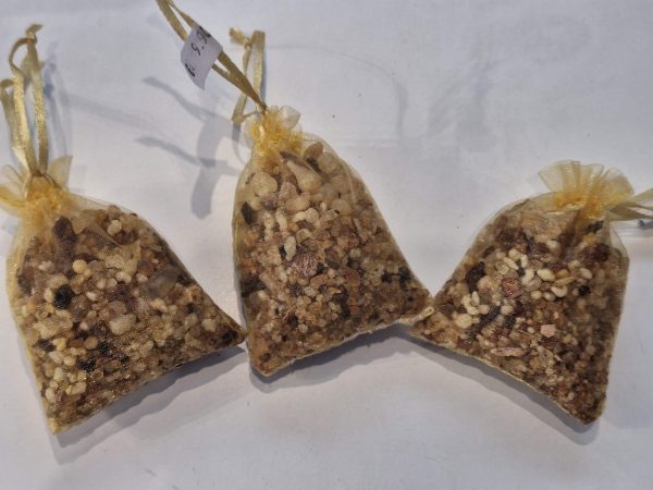Drei gefüllte, transparente Beutel mit aromatischem Räucherwerk.