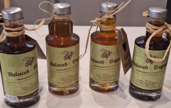 Vielfältige handgemachte Halsweh-Öle in dekorativen Flaschen, bereit für den Onlineshop.