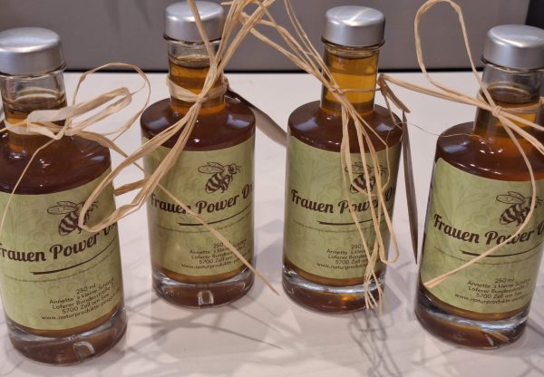 Flaschen mit "Frauen Power D" - handgemachte Naturprodukte aus Zell am See.