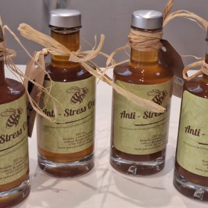 Vier Flaschen Anti-Stress-Öl mit Etikett und Naturband, handgemacht in Zell am See.