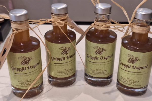 Verschiedene Flaschen mit Grippfit Oxymel, handgemachten Naturprodukte aus Zell am See.