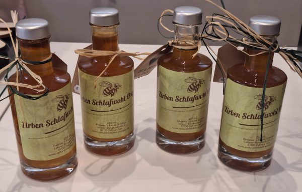 Verschiedene Flaschen mit Zirben Schlafwohl Öl, handgemacht und naturbelassen.