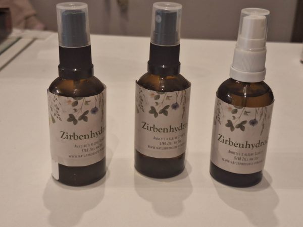 Drei Flaschen Zirbenhydrolat von Annettes kleine Schätze auf einem Tisch.